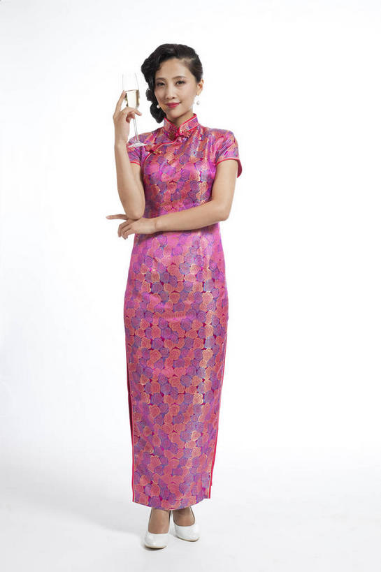 葡萄酒,东方人,一个人,站,笑,微笑,竖图,室内,白天,白色背景,正面,高跟鞋,民族服装,奢侈,时尚,快乐,杯子,鞋子,亚洲,仅一个年轻女性,仅一个女性,仅一个人,握,旗袍,高脚杯,一杯,浪漫,拿,拿着,注视,黄种人,文化,玻璃制品,酒,饮料,一个,粉色,酒杯,香槟,观察,看,站着,诱惑,握着,摄影,影棚,单个,观看,察看,关注,时髦,中国文化,摄影棚,香槟杯,气泡酒,起泡酒,汽酒,时兴,年轻女性,女人,女性,亚洲人,玻璃杯,站立,彩图,全身,影棚拍摄,传统服装,民俗服,高兴,欢笑,拍摄,传统文化