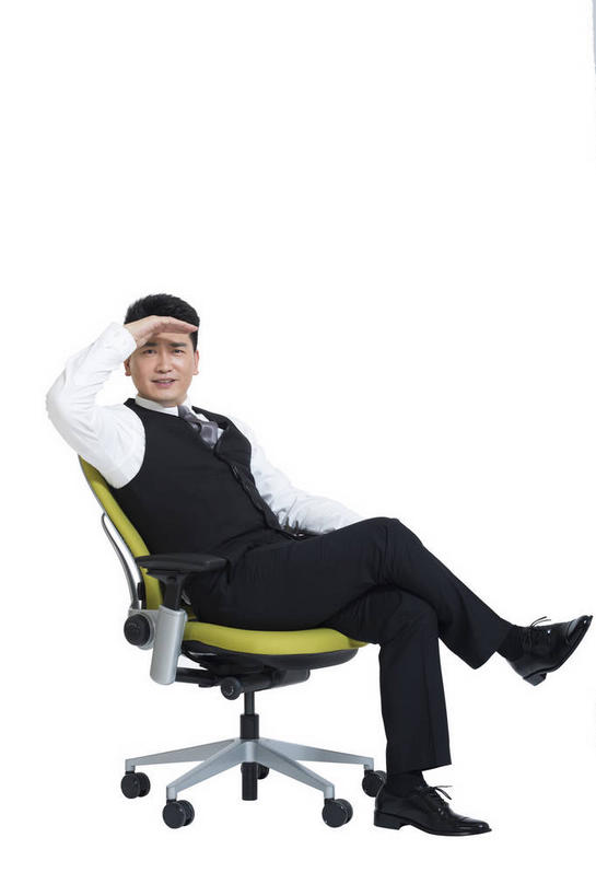 东方人,一个人,商务人士,商务男性,坐,竖图,室内,白天,白色背景,侧面,衬衫,椅子,亚洲,仅一个男性,仅一个人,一把,套装,领带,二郎腿,扭头,注视,黄种人,仅一个年轻男性,会议椅,观察,看,靠,靠着,倚靠,转头,遮,遮掩,摄影,影棚,观看,办公椅,察看,掩盖,倚着,遮挡,象征,庄重,关注,摄影棚,商务装,身份,工薪阶层,遮盖,正式,地位,掩饰,商务椅,培训椅,男人,男性,年轻男性,亚洲人,白领,上班族,坐着,彩图,全身,影棚拍摄,衬衣,拍摄
