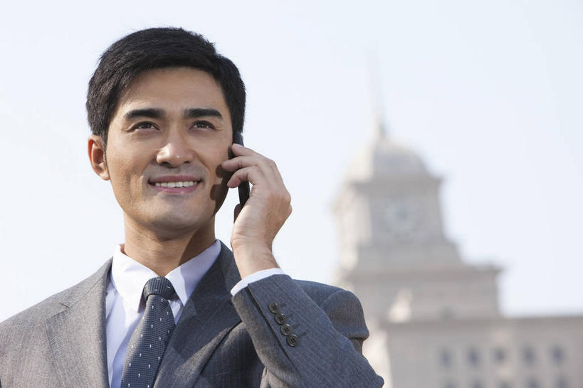 东方人,一个人,商务人士,商务男性,高楼大厦,笑,打电话,微笑,露齿笑,横图,室外,白天,仰视,衬衫,度假,美景,城市风光,城市,大厦,建筑,摩天大楼,电话,手机,亚洲,仅一个男性,仅一个人,握,阴影,套装,朦胧,模糊,光线,影子,景观,领带,拿,拿着,注视,黄种人,娱乐,通讯设备,建设,仅一个年轻男性,天空,阳光,天,观察,看,享受,休闲,景色,放松,握着,观看,察看,象征,庄重,关注,商务装,身份,工薪阶层,一部,正式,地位,交流,男人,男性,年轻男性,亚洲人,白领,上班族,沟通,通话,半身,彩图,低角度拍摄,衬衣,大楼,高层建筑,高楼,摩天楼