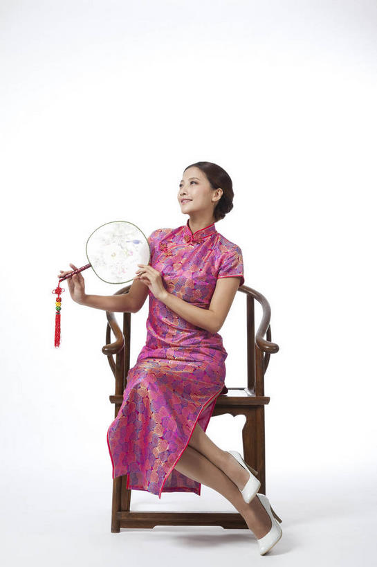 东方人,一个人,坐,笑,微笑,竖图,室内,白天,白色背景,正面,民族服装,椅子,亚洲,仅一个年轻女性,仅一个女性,仅一个人,一把,握,旗袍,扇子,木椅,清凉,拿,拿着,注视,黄种人,凉爽,文化,粉色,观察,看,握着,摄影,影棚,观看,察看,关注,中国文化,摄影棚,年轻女性,女人,女性,亚洲人,坐着,彩图,全身,影棚拍摄,传统服装,民俗服,拍摄,宫扇,纨扇,圆扇,传统文化