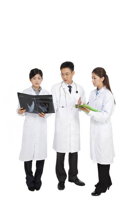 东方人,三个人,伙伴,朋友,医生,站,笑,微笑,露齿笑,竖图,x光片,室内,白天,白色背景,正面,工作服,衬衫,制服,友谊,合作,团队,亚洲,一排,握,服装,整齐,辐射,科学,医学,材料,档案,文件,纸,领带,拿,拿着,注视,黄种人,排列,衣服,白色,手稿,听诊器,资料,观察,记录,看,站着,医护人员,医疗人员,战略,握着,摄影,服饰,影棚,观看,证明,察看,医疗,医疗设备,科学技术,x射线,象征,衣着,庄重,白大褂,穿着,队列,关注,摄影棚,文档,医疗器械,身份,x光,医疗工具,记载,联合,合谋,正式,地位,工作制服,衣饰,记实,纪录,检测工具,配合,协作,男人,男性,年轻女性,女人,女性,中年男性,亚洲人,大夫,站立,彩图,全身,影棚拍摄,衬衣,工作套服,拍摄,病历,病历卡,电磁波,电磁辐射