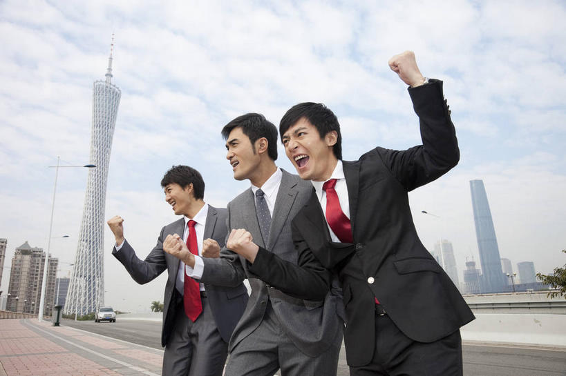 东方人,三个人,同事,商务人士,商务男性,高楼大厦,站,举,笑,大笑,横图,室外,白天,仰视,衬衫,度假,快乐,兴奋,骄傲,成功,胜利,合作,团队,集体,信心,美景,城市风光,标志建筑,城市,大厦,道路,地标,建筑,路,摩天大楼,公路,汽车,广州,中国,亚洲,一排,握,阴影,套装,整齐,光线,影子,景观,云,云朵,领带,交通,云彩,注视,黄种人,娱乐,建设,队伍,车,排列,红色,蓝色,白云,蓝天,天空,阳光,交通工具,轿车,天,观察,驾驶,看,托,握拳,行驶,站着,张嘴,享受,休闲,景色,放松,自信,握着,晴朗,观看,操纵,控制,察看,领导,象征,庄重,成就,队列,关注,载具,商务装,身份,驾车,合伙,领袖,张大嘴巴,工薪阶层,东亚,操控,广东,广东省,中华人民共和国,华南地区,省会,广州市,粤,哈哈大笑,正式,地位,把持,天河,广州电视塔,广州塔,广州新电视塔,男人,男性,年轻男性,亚洲人,白领,上班族,晴空,马路,张开嘴,举起,举手,举着,向上举,向上伸,向上托,站立,半身,彩图,低角度拍摄,衬衣,高兴,欢乐,开心,狂笑,大楼,高层建筑,高楼,摩天楼,天河区,广州西塔,广州国际金融中心,海珠,海珠区,珠江新城,珠江新城中央商务区,广州海心塔,海心塔,小蛮腰