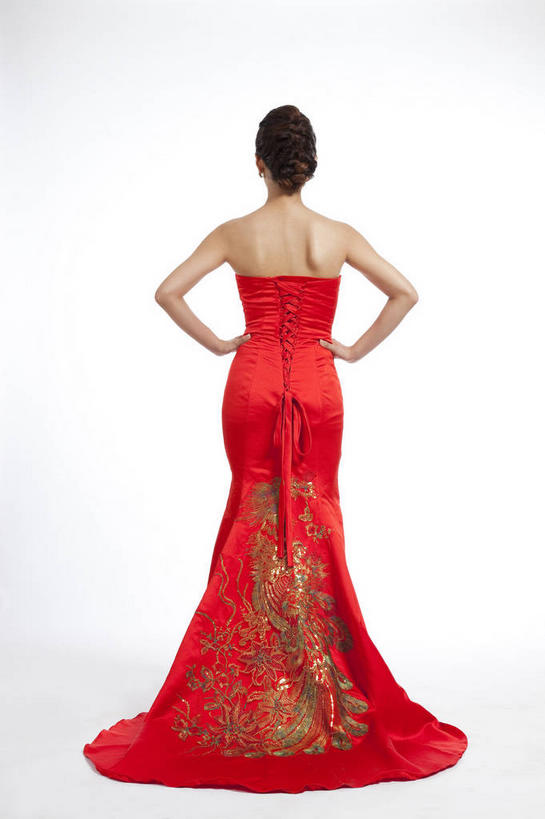 东方人,一个人,站,竖图,室内,白天,白色背景,民族服装,亚洲,仅一个年轻女性,仅一个女性,仅一个人,旗袍,黄种人,文化,手叉腰,背面,红色,叉腰,站着,摄影,影棚,双手叉腰,中国文化,摄影棚,年轻女性,女人,女性,亚洲人,站立,彩图,全身,影棚拍摄,传统服装,民俗服,拍摄,传统文化