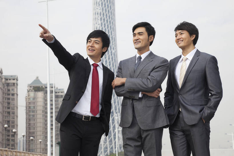 东方人,三个人,同事,商务人士,商务男性,高楼大厦,站,举,笑,双手交叉,微笑,露齿笑,横图,室外,白天,仰视,衬衫,度假,成功,合作,团队,集体,信心,美景,城市风光,标志建筑,城市,大厦,地标,建筑,摩天大楼,广州,中国,亚洲,一排,指,套装,整齐,景观,乌云,云,阴天,云朵,领带,云彩,注视,黄种人,方向,娱乐,建设,队伍,排列,红色,天空,天,观察,看,手势,托,站着,享受,休闲,景色,放松,观看,察看,领导,双手抱胸,双手插袋,指向,昏暗,象征,阴沉,庄重,食指,成就,队列,关注,商务装,身份,手插袋,合伙,领袖,工薪阶层,东亚,广东,广东省,中华人民共和国,华南地区,省会,双手抄兜,双手放兜,广州市,粤,正式,地位,广州电视塔,广州塔,广州新电视塔,男人,男性,年轻男性,亚洲人,白领,上班族,插兜,举起,举手,举着,两手抄兜,两手放兜,手插兜,手放口袋,向上举,向上伸,向上托,站立,半身,彩图,低角度拍摄,衬衣,大楼,高层建筑,高楼,摩天楼,打手势,手抄兜,海珠,海珠区,广州海心塔,海心塔,小蛮腰