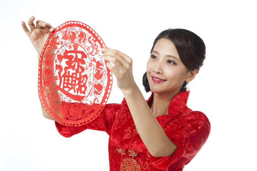 东方人,一个人,站,举,笑,微笑,横图,室内,白天,白色背景,正面,民族服装,亚洲,仅一个年轻女性,仅一个女性,仅一个人,握,旗袍,节日,庆祝,艺术,标志,文字,纸艺,字符,手工艺品,拿,拿着,注视,黄种人,文化,标识,一个,红色,纸制品,工艺品,剪纸,观察,看,托,站着,庆典,汉字,握着,摄影,影棚,单个,观看,纪念,察看,高雅,关注,中国文化,中文,摄影棚,窗花,自信心,品位,剪画,刻纸,国文,华文,年轻女性,女人,女性,亚洲人,举起,举手,举着,向上举,向上伸,向上托,站立,半身,彩图,影棚拍摄,传统服装,民俗服,拍摄,传统文化