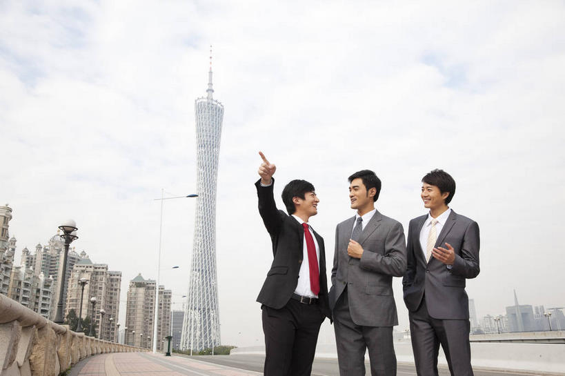 东方人,三个人,同事,商务人士,商务男性,高楼大厦,站,举,笑,微笑,露齿笑,横图,室外,白天,仰视,衬衫,度假,成功,合作,团队,集体,信心,美景,城市风光,标志建筑,城市,大厦,地标,建筑,路灯,摩天大楼,照明,广州,中国,亚洲,一排,指,套装,整齐,景观,乌云,云,阴天,云朵,灯光,领带,云彩,扭头,注视,黄种人,方向,娱乐,建设,队伍,灯,排列,红色,天空,天,观察,看,手势,托,站着,转头,享受,休闲,景色,放松,观看,照亮,察看,领导,指向,昏暗,象征,阴沉,庄重,食指,照明设备,成就,队列,关注,商务装,身份,合伙,领袖,工薪阶层,东亚,广东,广东省,中华人民共和国,华南地区,省会,广州市,粤,正式,地位,广州电视塔,广州塔,广州新电视塔,男人,男性,年轻男性,亚洲人,白领,上班族,举起,举手,举着,向上举,向上伸,向上托,站立,半身,彩图,低角度拍摄,衬衣,大楼,高层建筑,高楼,摩天楼,打手势,海珠,海珠区,广州海心塔,海心塔,小蛮腰