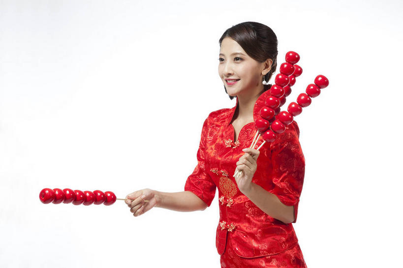 点心,东方人,一个人,站,笑,微笑,横图,室内,白天,白色背景,正面,民族服装,亚洲,仅一个年轻女性,仅一个女性,仅一个人,握,旗袍,节日,庆祝,甜点,四根,拿,拿着,注视,黄种人,文化,小吃,红色,山楂,观察,看,站着,庆典,中式,握着,摄影,影棚,观看,纪念,糖葫芦,察看,关注,中国文化,摄影棚,冰糖葫芦,糖球,年轻女性,女人,女性,亚洲人,站立,半身,彩图,影棚拍摄,传统服装,民俗服,拍摄,传统文化