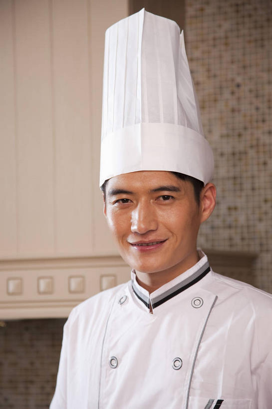 东方人,一个人,厨师,餐厅,站,笑,微笑,竖图,室内,白天,正面,工作服,制服,帽子,亚洲,仅一个男性,仅一个人,服装,墙,注视,黄种人,墙壁,墙面,仅一个年轻男性,衣服,白色,观察,看,站着,服饰,观看,察看,衣着,穿着,关注,厨师帽,厨师服,工作制服,衣饰,男人,男性,年轻男性,亚洲人,厨师长,厨子,大厨,主厨,站立,半身,彩图,工作套服,餐馆,饭店,饭馆