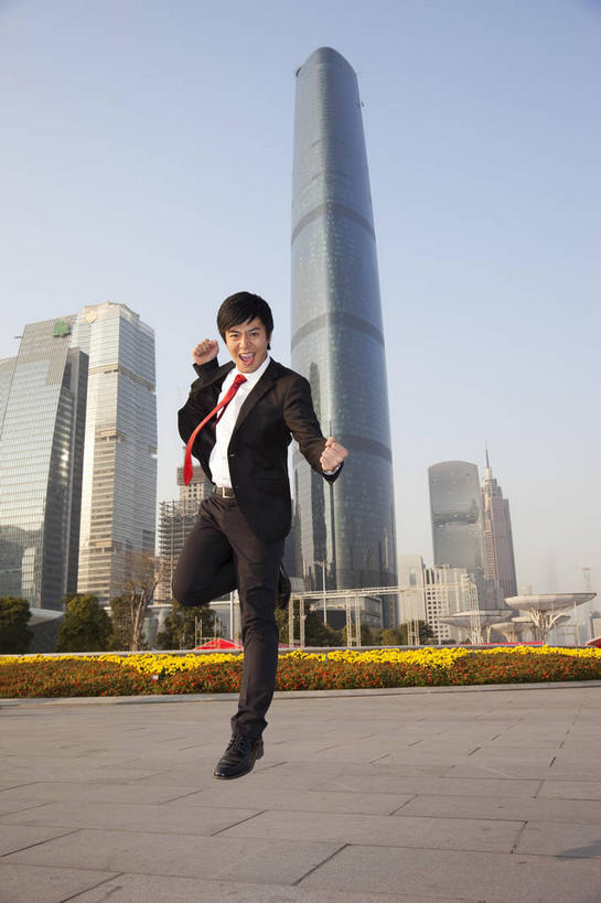 东方人,一个人,商务人士,商务男性,高楼大厦,跳,笑,微笑,露齿笑,竖图,室外,白天,仰视,衬衫,度假,花海,花圃,美景,植物,城市风光,标志建筑,城市,大厦,地标,建筑,摩天大楼,叶子,广州,中国,亚洲,仅一个男性,仅一个人,阴影,套装,盛开,光线,影子,景观,领带,半空,花蕾,注视,黄种人,娱乐,建设,花,花瓣,花朵,花卉,鲜花,树,树木,仅一个年轻男性,红色,蓝色,绿色,蓝天,天空,阳光,自然,花丛,花束,花田,天,花苞,花蕊,观察,看,享受,休闲,景色,放松,生长,晴朗,成长,观看,察看,象征,庄重,关注,商务装,身份,工薪阶层,东亚,广东,广东省,万里无云,中华人民共和国,华南地区,省会,广州市,粤,正式,地位,天河,男人,男性,年轻男性,亚洲人,白领,上班族,晴空,晴空万里,跳跃,彩图,低角度拍摄,全身,衬衣,大楼,高层建筑,高楼,摩天楼,天河区,广州西塔,广州国际金融中心,珠江新城,珠江新城中央商务区