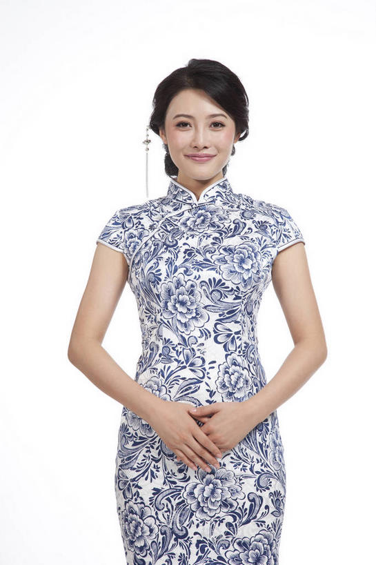 东方人,一个人,站,笑,双手交叉,微笑,竖图,室内,白天,白色背景,正面,民族服装,亚洲,仅一个年轻女性,仅一个女性,仅一个人,旗袍,装饰,头饰,注视,黄种人,文化,发簪,蓝色,发饰,饰品,观察,看,站着,摄影,影棚,观看,华丽,修饰,点缀,察看,关注,中国文化,摄影棚,端庄,配饰,衬托,美观,雅致,雅观,簪子,年轻女性,女人,女性,亚洲人,十字手,站立,半身,彩图,影棚拍摄,传统服装,民俗服,拍摄,传统文化