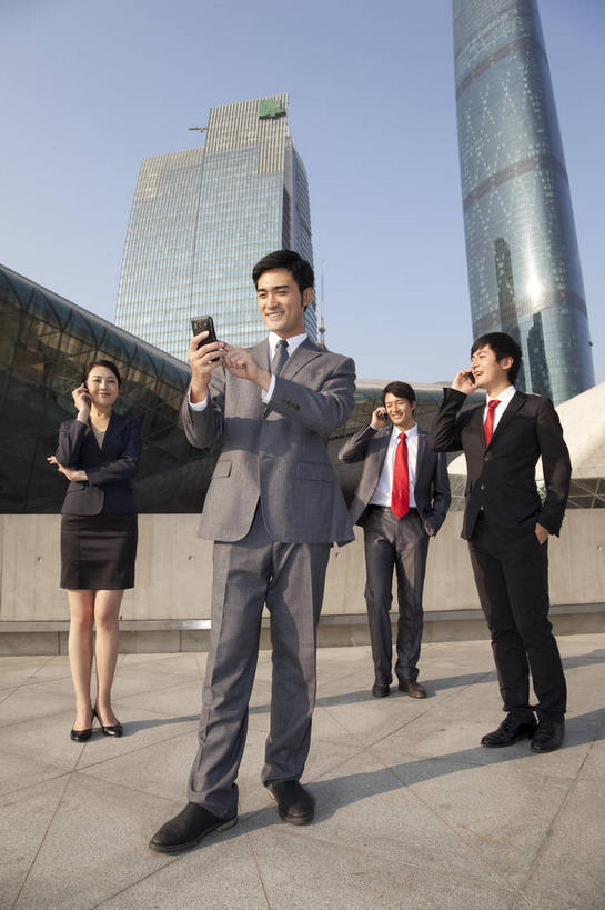 东方人,四个人,同事,商务人士,商务男性,商务女性,高楼大厦,站,说,打电话,竖图,室外,白天,仰视,衬衫,裙子,旅游,度假,成功,合作,团队,集体,信心,标志建筑,大厦,地标,建筑,摩天大楼,电话,手机,广州,中国,亚洲,握,阴影,套装,光线,影子,墙,领带,拿,听,拿着,注视,黄种人,娱乐,通讯设备,建设,队伍,墙壁,墙面,红色,蓝色,黑色,蓝天,天空,阳光,天,低头,观察,看,站着,享受,休闲,旅游胜地,放松,握着,短裙,晴朗,观看,半身裙,察看,领导,象征,庄重,成就,关注,商务装,身份,手插袋,单手插袋,合伙,领袖,工薪阶层,智能手机,东亚,广东,广东省,万里无云,中华人民共和国,华南地区,省会,单手抄兜,单手放兜,广州市,粤,正式,地位,四部,垂头,天河,交流,男人,男性,年轻男性,年轻女性,女人,女性,亚洲人,白领,上班族,晴空,晴空万里,插兜,沟通,讲话,手插兜,手放口袋,说话,通话,站立,彩图,低角度拍摄,全身,衬衣,大楼,高层建筑,高楼,摩天楼,手抄兜,天河区,广州西塔,广州国际金融中心,珠江新城,珠江新城中央商务区
