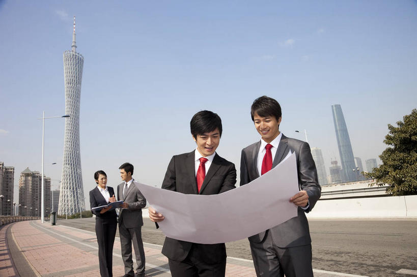 东方人,四个人,同事,商务人士,商务男性,商务女性,高楼大厦,站,笑,微笑,露齿笑,横图,室外,白天,仰视,衬衫,度假,成功,合作,团队,集体,信心,美景,植物,城市风光,标志建筑,城市,大厦,道路,地标,建筑,路,摩天大楼,公路,广州,中国,亚洲,握,阴影,套装,光线,材料,档案,图纸,文件,影子,纸,景观,领带,设计图,交通,拿,拿着,注视,黄种人,娱乐,建设,队伍,树,树木,红色,蓝色,绿色,蓝天,天空,阳光,自然,手稿,资料,天,观察,看,站着,享受,休闲,景色,放松,握着,生长,晴朗,成长,观看,证明,察看,领导,象征,庄重,成就,关注,文档,商务装,身份,合伙,领袖,工程图,草图,蓝图,工薪阶层,东亚,广东,广东省,万里无云,中华人民共和国,华南地区,省会,广州市,粤,正式,地位,天河,广州电视塔,广州塔,广州新电视塔,男人,男性,年轻男性,年轻女性,女人,女性,亚洲人,白领,上班族,设计,晴空,晴空万里,马路,站立,半身,彩图,低角度拍摄,衬衣,大楼,高层建筑,高楼,摩天楼,天河区,广州西塔,广州国际金融中心,海珠,海珠区,珠江新城,珠江新城中央商务区,广州海心塔,海心塔,小蛮腰