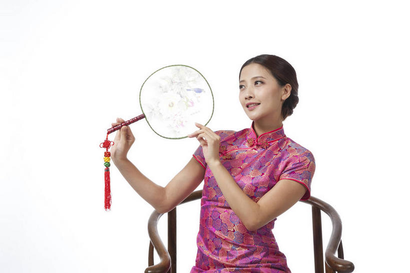 东方人,一个人,坐,笑,微笑,横图,室内,白天,白色背景,正面,民族服装,椅子,亚洲,仅一个年轻女性,仅一个女性,仅一个人,一把,握,旗袍,扇子,木椅,清凉,拿,拿着,注视,黄种人,凉爽,文化,粉色,观察,看,握着,摄影,影棚,观看,察看,关注,中国文化,摄影棚,年轻女性,女人,女性,亚洲人,坐着,半身,彩图,影棚拍摄,传统服装,民俗服,拍摄,宫扇,纨扇,圆扇,传统文化