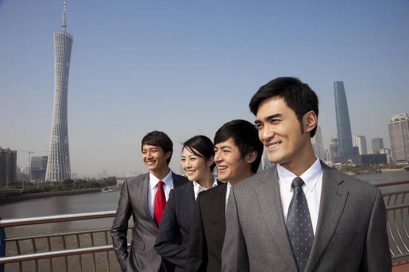 东方人,四个人,同事,商务人士,商务男性,商务女性,家,高楼大厦,栏杆,站,笑,微笑,露齿笑,横图,室外,白天,正面,衬衫,旅游,度假,成功,合作,团队,集体,信心,河流,水,标志建筑,大厦,地标,建筑,摩天大楼,广州,中国,亚洲,一排,阴影,波纹,套装,整齐,光线,影子,房屋,屋子,河水,水流,围栏,领带,涟漪,扭头,注视,黄种人,娱乐,建设,队伍,护栏,楼房,住宅,排列,红色,蓝色,倒影,蓝天,水纹,天空,阳光,波浪,天,观察,看,站着,转头,享受,休闲,旅游胜地,放松,晴朗,观看,察看,倒映,领导,双手插袋,象征,庄重,成就,队列,关注,商务装,身份,手插袋,合伙,领袖,工薪阶层,东亚,广东,广东省,万里无云,中华人民共和国,华南地区,省会,水晕,双手抄兜,双手放兜,广州市,粤,正式,地位,反照,广州电视塔,广州塔,广州新电视塔,男人,男性,年轻男性,年轻女性,女人,女性,亚洲人,白领,上班族,晴空,晴空万里,插兜,两手抄兜,两手放兜,手插兜,手放口袋,站立,半身,彩图,衬衣,房子,大楼,高层建筑,高楼,摩天楼,手抄兜,海珠,海珠区,广州海心塔,海心塔,小蛮腰