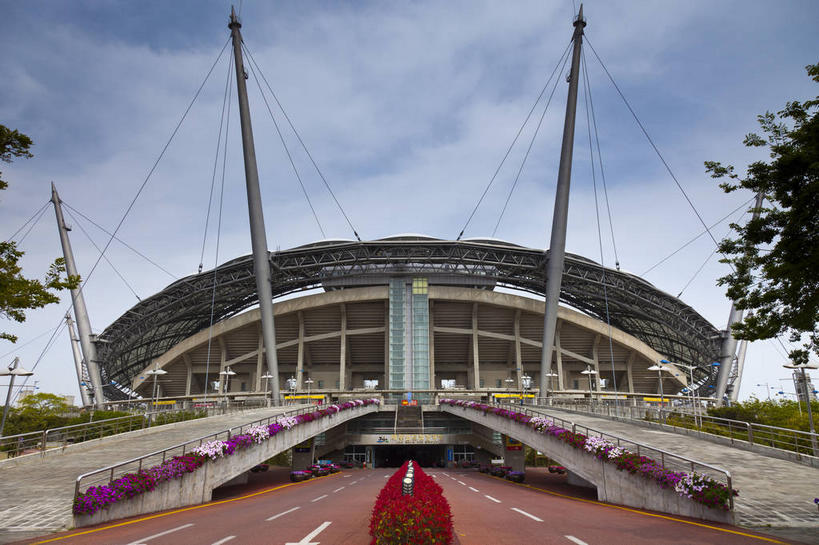 无人,足球场,体育馆,运动场,横图,室外,白天,正面,旅游,度假,草地,草坪,美景,植物,城市风光,标志建筑,城市,地标,建筑,济州岛,韩国,亚洲,阴影,光线,影子,景观,云,云朵,云彩,娱乐,建设,体育场,草,树,树木,蓝色,绿色,白云,蓝天,天空,阳光,自然,天,享受,休闲,景色,放松,生长,晴朗,成长,绿茵场,东亚,运动馆,大韩民国,济州,济州道,济州特别自治道,特别自治道,西归浦,西归浦市,晴空,彩图,足球比赛场地,南朝鲜,南韩,济州世界杯体育场