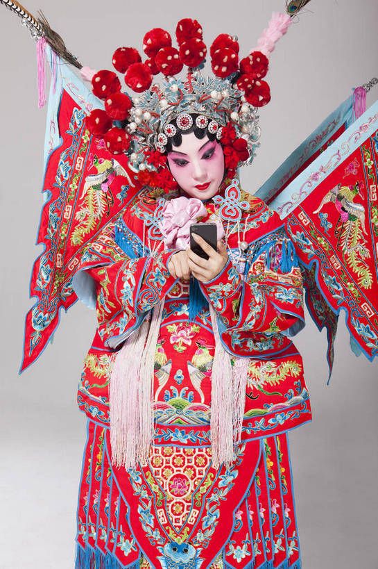 东方人,一个人,演员,站,打电话,竖图,室内,白天,正面,民族服装,化妆,电话,手机,亚洲,仅一个年轻女性,仅一个女性,仅一个人,表演,握,灰色背景,服装,装饰,头饰,拿,拿着,注视,黄种人,文化,通讯设备,扮演,衣服,红色,彩妆,发饰,饰品,观察,看,站着,握着,摄影,服饰,影棚,观看,华丽,修饰,点缀,察看,演出,衣着,穿着,关注,中国文化,摄影棚,戏剧,表演服,演出服,智能手机,京剧,配饰,戏曲,国粹,一部,皮黄,衬托,美观,雅致,雅观,衣饰,道具服,交流,年轻女性,女人,女性,亚洲人,沟通,通话,站立,半身,彩图,影棚拍摄,传统服装,民俗服,拍摄,京剧服饰,国剧,京戏,平剧,中国戏曲,旦角,传统文化,舞台妆,旦,刀马旦,京剧演员,武旦,角色