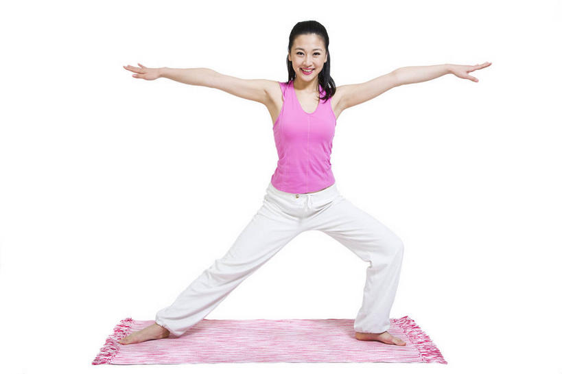 东方人,一个人,站,伸展双臂,笑,微笑,露齿笑,横图,室内,白天,白色背景,正面,锻炼,瑜伽,运动,地毯,亚洲,仅一个年轻女性,仅一个女性,仅一个人,一块,服装,裤子,装饰,编织,背心,手工艺品,织物,注视,休闲裤,黄种人,光脚,衣服,粉色,黑色,工艺品,观察,看,站着,赤脚,养生,摄影,服饰,影棚,观看,张开双腿,华丽,修饰,点缀,察看,马尾辫,衣着,穿着,关注,摄影棚,衬托,美观,雅致,雅观,衣饰,展开双腿,体育,年轻女性,女人,女性,亚洲人,长发,直发,敞开双臂,伸开双臂,展开双肩,站立,张开手臂,张开双臂,彩图,全身,影棚拍摄,健身,拍摄,伸展双腿