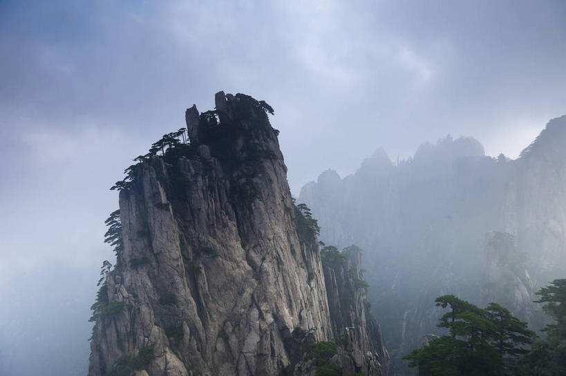 无人,横图,室外,白天,正面,旅游,度假,黄山,石头,美景,森林,山,山脉,树林,植物,雾,松树,中国,亚洲,朦胧,模糊,石子,景观,山顶,山峰,山峦,娱乐,树,树木,绿色,天空,自然,群山,天,享受,休闲,陡峭,景色,放松,生长,成长,迷雾,自然风光,坚定,东亚,安徽,安徽省,黄山市,中华人民共和国,华东地区,长寿,皖,贞洁,笔陡,峻峭,颠峰,极峰,黟山,石块,岩石,大雾,彩图,世界地质公园,天下第一奇山
