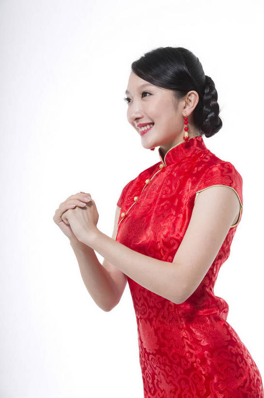 东方人,一个人,站,笑,微笑,露齿笑,竖图,室内,白天,白色背景,侧面,民族服装,亚洲,仅一个年轻女性,仅一个女性,仅一个人,旗袍,祝福,注视,黄种人,文化,装饰品,红色,耳环,饰品,首饰,观察,看,手势,站着,恭喜,摄影,影棚,观看,礼节,察看,关注,中国文化,摄影棚,祝贺,礼仪,祝愿,作揖,拱手,尊敬,恭敬,寒暄,恭贺,同喜,耳饰,年轻女性,女人,女性,亚洲人,站立,半身,彩图,影棚拍摄,传统服装,民俗服,拍摄,打手势,传统文化