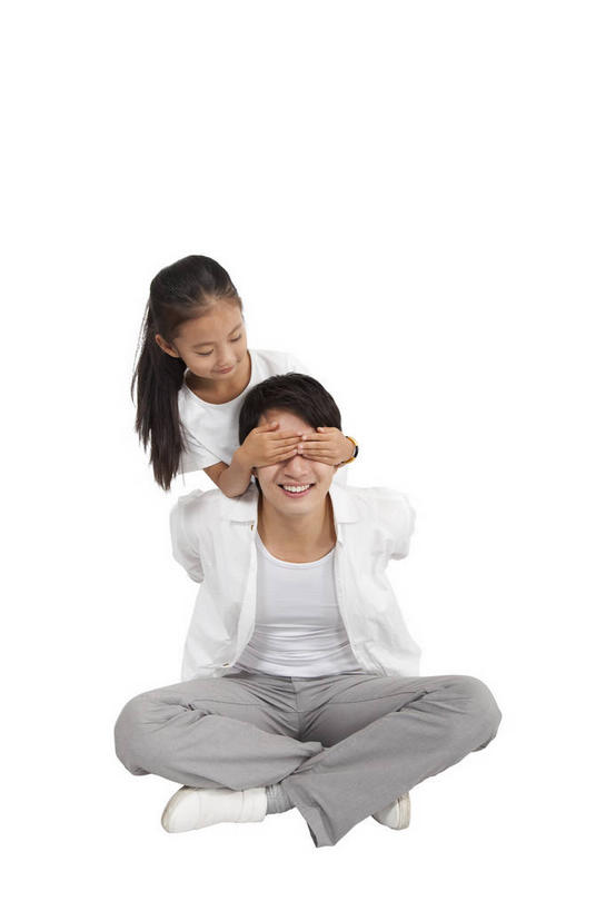 东方人,儿童,两个人,家庭,父亲,女儿,站,坐,笑,盘腿,微笑,露齿笑,竖图,室内,白天,白色背景,正面,纯洁,亚洲,服装,裤子,注视,休闲装,黄种人,小孩,衣服,白色,观察,看,站着,休闲,温暖,温馨,父女,一家人,休闲服,父爱,可爱,童年,童趣,遮,遮掩,摄影,服饰,影棚,观看,和睦,察看,掩盖,遮挡,关注,摄影棚,护手,童真,烂漫,无邪,遮盖,掩饰,天真,男人,男性,年轻男性,女孩,亚洲人,孩子,年轻人,盘腿而坐,盘膝,盘着腿的,盘着腿坐,双腿交叉,站立,坐着,彩图,全身,影棚拍摄,拍摄,融洽,女生