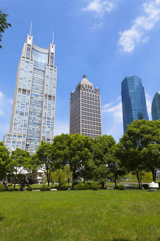 无人,高楼大厦,竖图,室外,白天,仰视,度假,草地,草坪,美景,植物,城市风光,标志建筑,城市,大厦,地标,建筑,摩天大楼,上海,中国,亚洲,阴影,光线,影子,景观,云,云朵,云彩,娱乐,建设,浦东,草,树,树木,蓝色,绿色,白云,蓝天,天空,阳光,自然,天,享受,休闲,景色,放松,生长,晴朗,成长,申,金融中心,陆家嘴,陆家嘴金融贸易区,浦东新区,东亚,上海市,中华人民共和国,沪,华东地区,晴空,彩图,低角度拍摄,大楼,高层建筑,高楼,摩天楼,上海银行大厦,黄金置地大厦