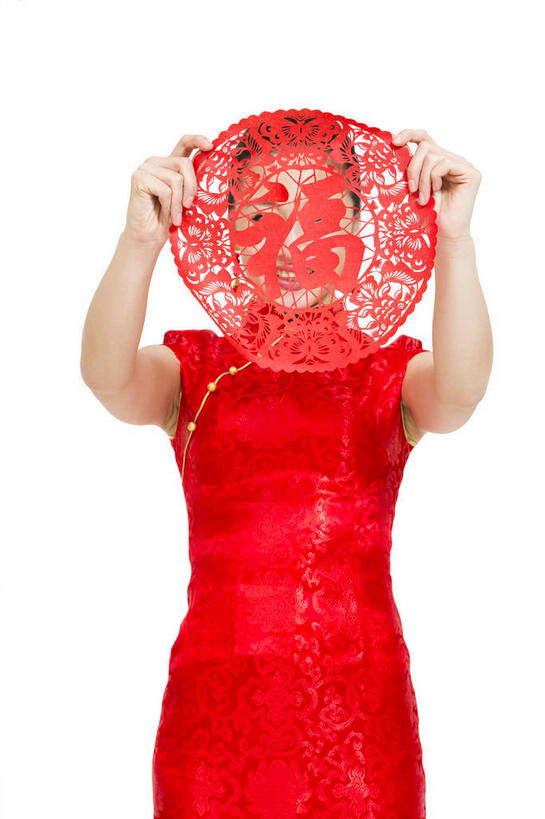 东方人,一个人,站,竖图,室内,白天,白色背景,正面,民族服装,亚洲,仅一个年轻女性,仅一个女性,仅一个人,一张,握,旗袍,艺术,标志,文字,纸艺,字符,手工艺品,拿,拿着,黄种人,文化,标识,红色,纸制品,工艺品,剪纸,站着,汉字,握着,遮,遮掩,摄影,影棚,掩盖,高雅,遮挡,中国文化,中文,摄影棚,遮盖,窗花,自信心,品位,剪画,刻纸,掩饰,国文,华文,年轻女性,女人,女性,亚洲人,站立,半身,彩图,影棚拍摄,传统服装,民俗服,拍摄,传统文化