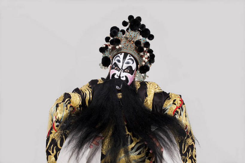 东方人,胡须,一个人,演员,站,横图,室内,白天,正面,民族服装,化妆,亚洲,仅一个男性,仅一个人,仅一个中年男性,表演,灰色背景,服装,头饰,注视,黄种人,文化,扮演,衣服,黄色,黑色,彩妆,观察,看,站着,摄影,服饰,影棚,观看,察看,演出,衣着,穿着,关注,中国文化,摄影棚,戏剧,表演服,演出服,京剧,戏曲,国粹,皮黄,衣饰,道具服,男人,男性,中年男性,亚洲人,胡子,络腮胡,站立,半身,彩图,影棚拍摄,传统服装,民俗服,拍摄,京剧服饰,国剧,京戏,平剧,中国戏曲,传统文化,舞台妆,京剧演员