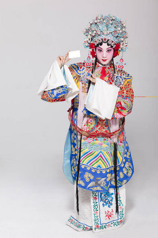 东方人,一个人,演员,电影明星,站,竖图,室内,白天,正面,民族服装,化妆,信用卡,帽子,亚洲,仅一个年轻女性,仅一个女性,仅一个人,一张,握,指,灰色背景,服装,拿,拿着,注视,黄种人,方向,文化,衣服,彩妆,观察,看,手势,站着,卡,握着,储蓄卡,摄影,服饰,影棚,观看,察看,指向,衣着,食指,穿着,关注,中国文化,摄影棚,戏剧,表演服,演出服,京剧,戏曲,国粹,皮黄,衣饰,道具服,银行卡,年轻女性,女人,女性,亚洲人,影视明星,站立,彩图,全身,影棚拍摄,传统服装,民俗服,拍摄,京剧服饰,国剧,京戏,平剧,中国戏曲,旦角,打手势,传统文化,舞台妆,旦,刀马旦,武旦,角色