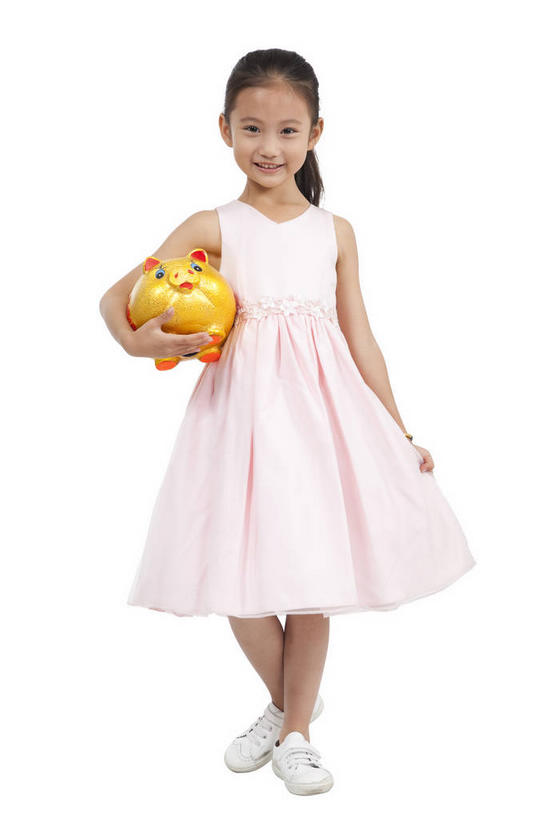 东方人,儿童,一个人,站,捧,笑,微笑,露齿笑,竖图,室内,白天,白色背景,正面,裙子,纯洁,亚洲,仅一个女性,仅一个人,连衣裙,注视,黄种人,装饰品,一个,小孩,容器,饰品,手链,首饰,观察,看,站着,仅一个小孩,储蓄罐,器皿,可爱,童年,童趣,储蓄,存钱,金融,理财,摄影,手镯,影棚,经济,单个,观看,察看,资金,存钱罐,关注,摄影棚,存款,镯子,流通,贸易,童真,烂漫,无邪,贮钱罐,储钱罐,扑满,天真,女孩,女人,女性,亚洲人,孩子,端,端着,捧着,手捧,站立,彩图,全身,影棚拍摄,拍摄,女生,小猪存钱罐