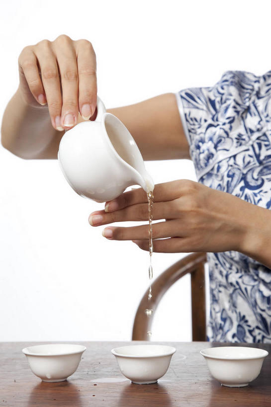 东方人,手,一个人,竖图,室内,白天,白色背景,正面,民族服装,水,桌子,杯子,亚洲,双手,仅一个年轻女性,仅一个女性,仅一个人,倒,握,飞溅,旗袍,溅,壶,液体,陶瓷,水滴,茶道,陶瓷制品,拿,拿着,黄种人,文化,水壶,水珠,茶壶,茶具,容器,水杯,四个,手部,握着,摄影,影棚,茶艺,环境,茶器,喷洒,中国文化,摄影棚,东亚文化,礼法,修行,年轻女性,女人,女性,亚洲人,茶杯,半身,彩图,影棚拍摄,传统服装,民俗服,拍摄,茶文化,传统文化