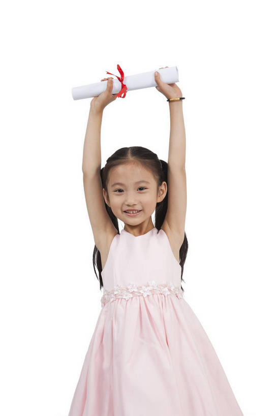 东方人,儿童,一个人,站,举,笑,微笑,露齿笑,竖图,室内,白天,白色背景,正面,裙子,纯洁,成功,胜利,亚洲,仅一个女性,仅一个人,握,连衣裙,丝绸,丝带,缎带,拿,拿着,注视,黄种人,绸带,小孩,观察,看,托,站着,仅一个小孩,光彩,可爱,童年,童趣,握着,摄影,影棚,观看,察看,关注,摄影棚,奖励,奖状,荣誉,童真,烂漫,无邪,荣耀,光荣,天真,女孩,女人,女性,亚洲人,孩子,举起,举手,举着,向上举,向上伸,向上托,站立,半身,彩图,影棚拍摄,拍摄,证明书,女生