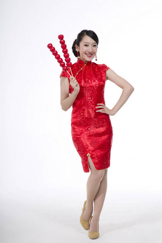 点心,东方人,一个人,站,笑,微笑,露齿笑,竖图,室内,白天,正面,民族服装,亚洲,仅一个年轻女性,仅一个女性,仅一个人,两根,握,灰色背景,旗袍,甜点,拿,拿着,注视,黄种人,文化,手叉腰,小吃,装饰品,红色,耳环,饰品,首饰,山楂,叉腰,观察,看,站着,中式,握着,摄影,影棚,观看,糖葫芦,察看,关注,中国文化,摄影棚,冰糖葫芦,糖球,耳饰,单手叉腰,年轻女性,女人,女性,亚洲人,站立,彩图,全身,影棚拍摄,传统服装,民俗服,拍摄,传统文化