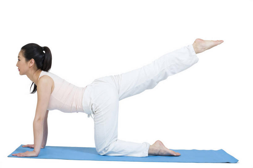 东方人,一个人,跪,笑,微笑,横图,室内,白天,白色背景,侧面,锻炼,瑜伽,运动,亚洲,仅一个年轻女性,仅一个女性,仅一个人,一块,撑,服装,背心,毯子,注视,黄种人,光脚,衣服,瑜伽垫,垫子,观察,看,赤脚,抬脚,养生,摄影,服饰,影棚,观看,察看,撑着,衣着,穿着,关注,摄影棚,瑜伽毯,衣饰,体育,年轻女性,女人,女性,亚洲人,跪着,彩图,全身,影棚拍摄,健身,拍摄,健身垫