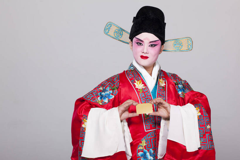 东方人,一个人,演员,电影明星,站,笑,微笑,横图,室内,白天,正面,民族服装,化妆,信用卡,帽子,亚洲,仅一个男性,仅一个人,一张,握,灰色背景,服装,拿,拿着,注视,黄种人,文化,仅一个年轻男性,衣服,彩妆,观察,看,站着,卡,握着,储蓄卡,摄影,服饰,影棚,观看,察看,生,衣着,穿着,关注,中国文化,摄影棚,戏剧,表演服,演出服,京剧,戏曲,国粹,皮黄,衣饰,道具服,银行卡,男人,男性,年轻男性,亚洲人,影视明星,站立,半身,彩图,影棚拍摄,传统服装,民俗服,拍摄,京剧服饰,国剧,京戏,平剧,中国戏曲,传统文化,舞台妆,角色,小生