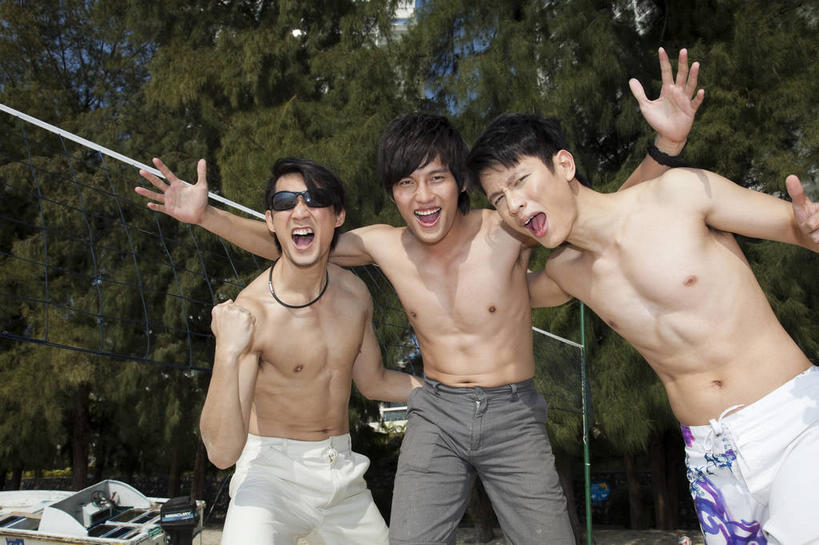 东方人,三个人,伙伴,朋友,站,举,伸展双臂,抱,笑,微笑,露齿笑,横图,室外,白天,正面,友谊,沙滩,植物,项链,亚洲,一排,弯腰,握,短裤,裤子,整齐,墨镜,排球网,沙子,眼镜,海岸,球网,沙地,注视,黄种人,装饰品,树,树木,排列,绿色,自然,饰品,首饰,太阳镜,太阳眼镜,观察,看,托,握拳,站着,遮阳镜,握着,沙滩裤,生长,成长,抱着,观看,察看,搂着,张开五指,队列,关注,弯身,排球球网,友情,男人,男性,年轻男性,亚洲人,海滩,敞开双臂,举起,举手,举着,搂,搂抱,伸开双臂,向上举,向上伸,向上托,展开双肩,站立,张开手臂,张开双臂,半身,彩图,五指张开