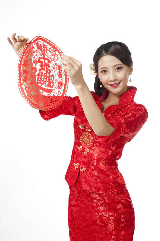 东方人,一个人,站,举,笑,微笑,露齿笑,竖图,室内,白天,白色背景,正面,民族服装,亚洲,仅一个年轻女性,仅一个女性,仅一个人,一张,握,旗袍,艺术,纸艺,手工艺品,拿,拿着,注视,黄种人,文化,装饰品,红色,耳环,饰品,首饰,纸制品,工艺品,剪纸,观察,看,托,站着,握着,摄影,影棚,观看,察看,高雅,关注,中国文化,摄影棚,窗花,自信心,品位,剪画,刻纸,耳饰,年轻女性,女人,女性,亚洲人,举起,举手,举着,向上举,向上伸,向上托,站立,半身,彩图,影棚拍摄,传统服装,民俗服,拍摄,传统文化