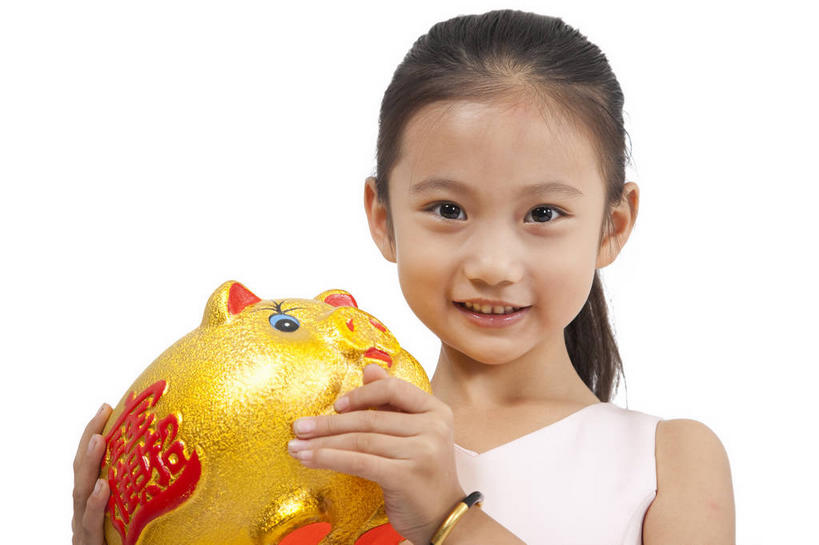 东方人,儿童,一个人,捧,笑,微笑,露齿笑,横图,室内,白天,白色背景,正面,裙子,纯洁,亚洲,仅一个女性,仅一个人,连衣裙,注视,黄种人,装饰品,一个,小孩,容器,饰品,手链,首饰,观察,看,仅一个小孩,储蓄罐,器皿,可爱,童年,童趣,储蓄,存钱,金融,理财,摄影,手镯,影棚,经济,单个,观看,察看,资金,存钱罐,关注,摄影棚,存款,镯子,流通,贸易,童真,烂漫,无邪,贮钱罐,储钱罐,扑满,天真,女孩,女人,女性,亚洲人,孩子,端,端着,捧着,手捧,半身,彩图,影棚拍摄,拍摄,女生,小猪存钱罐