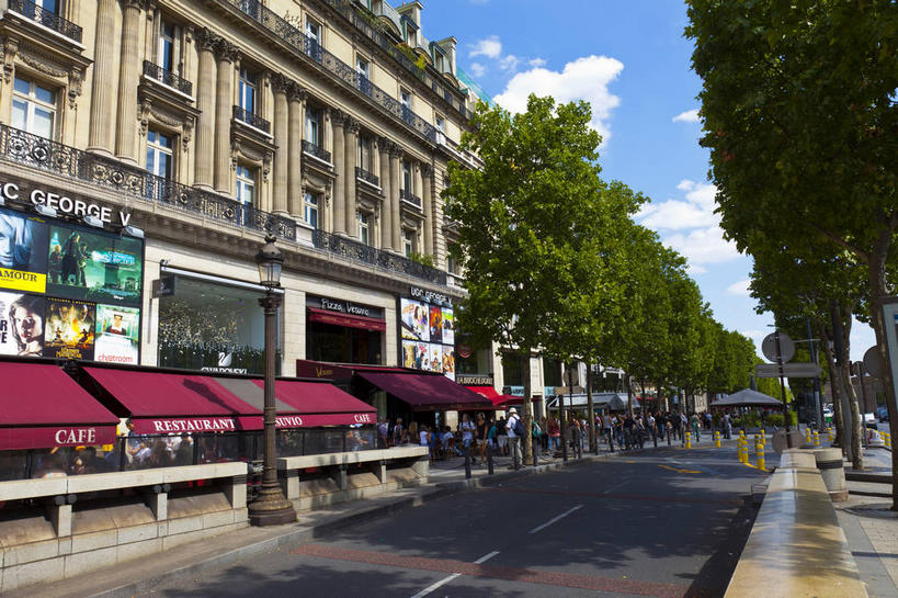 无人,商店,横图,室外,白天,仰视,购物,旅游,度假,消费,植物,窗户,标志建筑,道路,地标,建筑,路,公路,法国,巴黎,欧洲,一排,许多,阴影,整齐,光线,影子,墙,云,云朵,分界线,停车线,交通,首都,很多,云彩,娱乐,建设,商铺,玻璃窗,墙壁,墙面,树,树木,排列,蓝色,绿色,白云,蓝天,天空,阳光,自然,天,享受,休闲,旅游胜地,放松,生长,晴朗,成长,车行道,车行道分界线,西欧,队列,法兰西,标线,车行线,香榭丽舍大道,法兰西共和国,法兰西第五共和国,市肆,商号,法兰西岛,爱丽舍田园大街,香榭丽舍大街,法兰西岛大区,晴空,马路,彩图,低角度拍摄,店铺,巴黎省,巴黎市