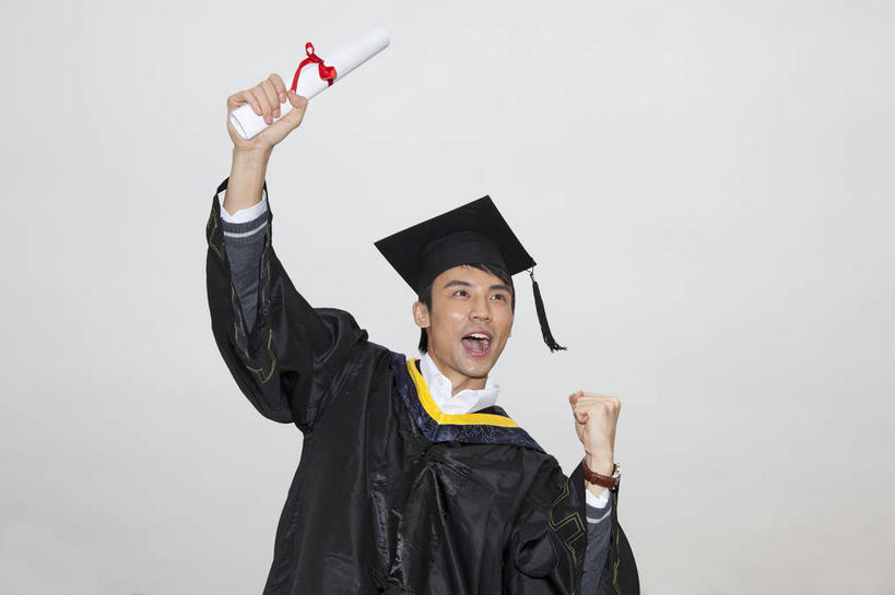 东方人,一个人,学生,跳,举,横图,室外,白天,仰视,亚洲,仅一个男性,仅一个人,握,丝绸,丝带,缎带,拿,拿着,黄种人,绸带,仅一个年轻男性,天空,天,托,握拳,张嘴,握着,流苏,学士帽,毕业,学士服,张大嘴巴,垂布,学士袍,男人,男性,年轻男性,亚洲人,大学生,张开嘴,举起,举手,举着,跳跃,向上举,向上伸,向上托,半身,彩图,低角度拍摄