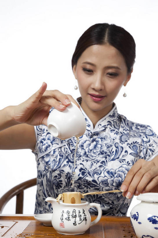东方人,一个人,坐,笑,微笑,竖图,室内,白天,白色背景,正面,民族服装,桌子,杯子,亚洲,仅一个年轻女性,仅一个女性,仅一个人,倒,握,旗袍,勺子,茶道,拿,茶勺,拿着,注视,黄种人,文化,茶具,水杯,观察,看,握着,摄影,影棚,观看,茶艺,环境,察看,茶器,关注,中国文化,摄影棚,东亚文化,礼法,修行,年轻女性,女人,女性,亚洲人,茶杯,坐着,半身,彩图,影棚拍摄,传统服装,民俗服,拍摄,茶文化,传统文化