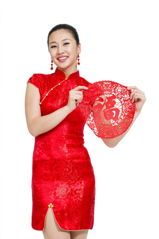 东方人,一个人,站,笑,微笑,露齿笑,竖图,室内,白天,白色背景,正面,民族服装,亚洲,仅一个年轻女性,仅一个女性,仅一个人,一张,握,旗袍,艺术,标志,文字,纸艺,字符,手工艺品,拿,拿着,注视,黄种人,文化,标识,装饰品,红色,耳环,饰品,首饰,纸制品,工艺品,剪纸,观察,看,站着,汉字,握着,摄影,影棚,观看,察看,高雅,关注,中国文化,中文,摄影棚,窗花,自信心,品位,剪画,刻纸,国文,华文,耳饰,年轻女性,女人,女性,亚洲人,站立,半身,彩图,影棚拍摄,传统服装,民俗服,拍摄,传统文化