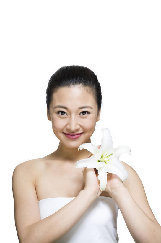 东方人,一个人,笑,微笑,竖图,室内,白天,白色背景,正面,百合花,亚洲,仅一个年轻女性,仅一个女性,仅一个人,握,阴影,服装,盛开,反射,影子,拿,花蕾,拿着,注视,黄种人,花,花瓣,花朵,鲜花,一朵,衣服,白色,抹胸,花苞,花蕊,观察,看,握着,摄影,服饰,影棚,观看,察看,衣着,穿着,关注,摄影棚,强瞿,衣饰,百合蒜,倒仙,番韭,山丹,年轻女性,女人,女性,亚洲人,半身,彩图,影棚拍摄,拍摄,白百合,白花百合,圣母百合