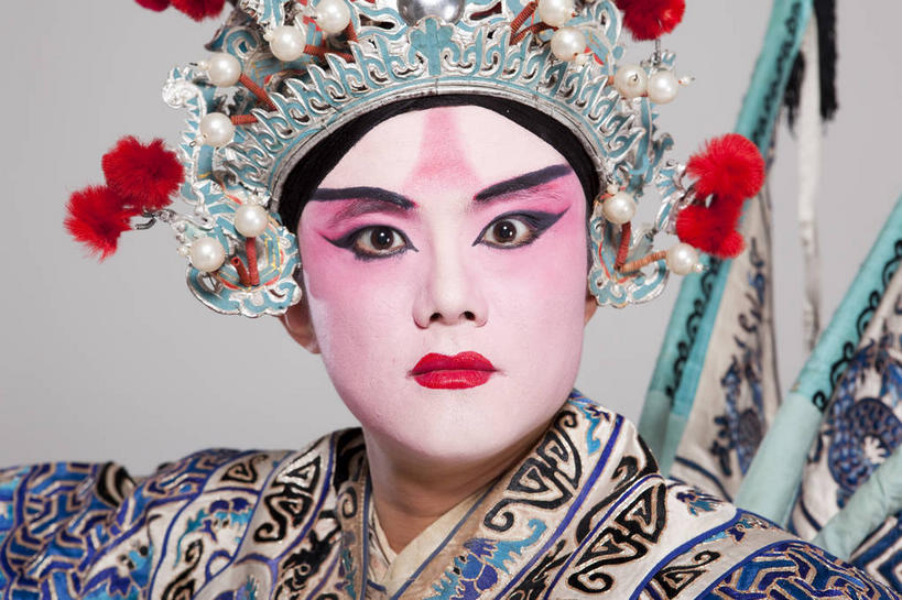 东方人,脸,头,脸颊,一个人,演员,电影明星,横图,室内,特写,白天,正面,民族服装,化妆,帽子,亚洲,仅一个男性,仅一个人,灰色背景,服装,注视,黄种人,文化,肩膀,仅一个年轻男性,衣服,彩妆,观察,看,摄影,服饰,影棚,观看,察看,生,衣着,穿着,关注,中国文化,摄影棚,戏剧,表演服,演出服,京剧,戏曲,国粹,皮黄,衣饰,道具服,男人,男性,年轻男性,亚洲人,头部,脸部,脸蛋,面部,影视明星,半身,彩图,影棚拍摄,传统服装,民俗服,拍摄,京剧服饰,国剧,京戏,平剧,中国戏曲,武生,传统文化,舞台妆,角色