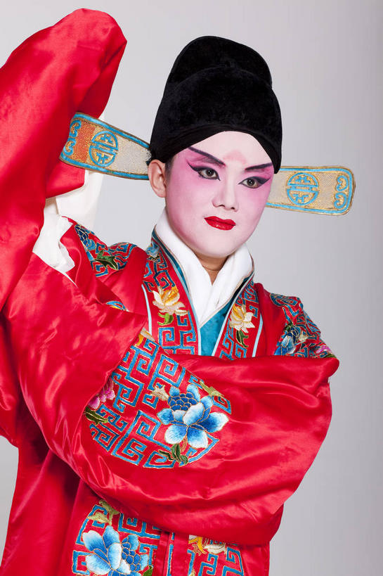 东方人,一个人,演员,电影明星,站,举,笑,微笑,竖图,室内,白天,正面,民族服装,化妆,帽子,亚洲,仅一个男性,仅一个人,灰色背景,服装,注视,黄种人,文化,仅一个年轻男性,衣服,彩妆,观察,看,托,站着,摄影,服饰,影棚,观看,察看,生,衣着,穿着,关注,中国文化,摄影棚,戏剧,表演服,演出服,京剧,戏曲,国粹,皮黄,衣饰,道具服,男人,男性,年轻男性,亚洲人,影视明星,举起,举手,举着,向上举,向上伸,向上托,站立,半身,彩图,影棚拍摄,传统服装,民俗服,拍摄,京剧服饰,国剧,京戏,平剧,中国戏曲,传统文化,舞台妆,角色,小生