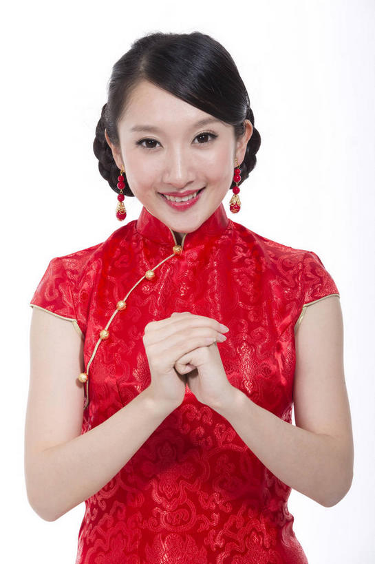 东方人,一个人,站,笑,微笑,露齿笑,竖图,室内,白天,白色背景,正面,民族服装,亚洲,仅一个年轻女性,仅一个女性,仅一个人,旗袍,祝福,注视,黄种人,文化,装饰品,红色,耳环,饰品,首饰,观察,看,手势,站着,恭喜,摄影,影棚,观看,礼节,察看,关注,中国文化,摄影棚,祝贺,礼仪,祝愿,作揖,拱手,尊敬,恭敬,寒暄,恭贺,同喜,耳饰,年轻女性,女人,女性,亚洲人,站立,半身,彩图,影棚拍摄,传统服装,民俗服,拍摄,打手势,传统文化