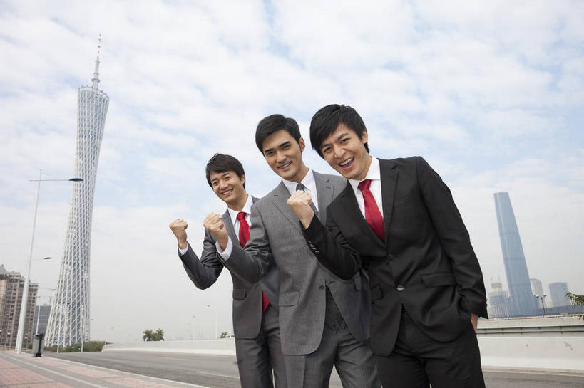 东方人,三个人,同事,商务人士,商务男性,高楼大厦,站,笑,微笑,露齿笑,横图,室外,白天,仰视,衬衫,度假,成功,合作,团队,集体,信心,美景,城市风光,标志建筑,城市,大厦,道路,地标,建筑,路,摩天大楼,公路,广州,中国,亚洲,一排,握,阴影,套装,整齐,光线,影子,景观,云,云朵,领带,交通,云彩,注视,黄种人,娱乐,鼓励,建设,队伍,排列,红色,蓝色,白云,蓝天,天空,阳光,天,观察,加油,看,手势,握拳,站着,享受,休闲,景色,放松,打气,握着,晴朗,观看,察看,领导,象征,庄重,成就,队列,关注,鼓舞,商务装,身份,手插袋,单手插袋,合伙,领袖,工薪阶层,东亚,广东,广东省,中华人民共和国,华南地区,省会,单手抄兜,单手放兜,广州市,粤,正式,地位,天河,广州电视塔,广州塔,广州新电视塔,男人,男性,年轻男性,亚洲人,白领,上班族,晴空,马路,插兜,手插兜,手放口袋,站立,半身,彩图,低角度拍摄,衬衣,大楼,高层建筑,高楼,摩天楼,打手势,手抄兜,天河区,广州西塔,广州国际金融中心,海珠,海珠区,珠江新城,珠江新城中央商务区,广州海心塔,海心塔,小蛮腰
