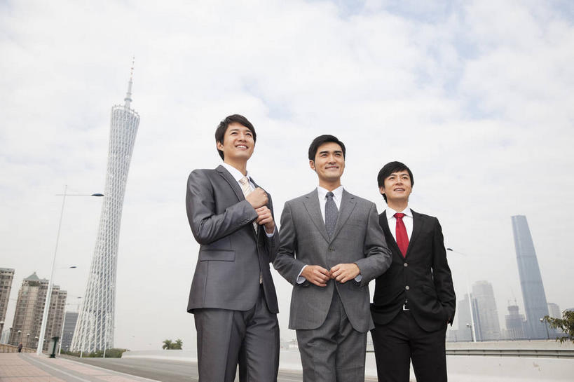 东方人,三个人,同事,商务人士,商务男性,高楼大厦,站,笑,微笑,露齿笑,横图,室外,白天,仰视,衬衫,度假,成功,合作,团队,集体,信心,美景,城市风光,标志建筑,城市,大厦,道路,地标,建筑,路,摩天大楼,公路,广州,中国,亚洲,一排,握,套装,整齐,景观,乌云,云,阴天,云朵,领带,交通,拿,云彩,拿着,注视,黄种人,娱乐,建设,队伍,排列,天空,天,观察,看,站着,享受,休闲,景色,放松,握着,观看,察看,领导,双手插袋,昏暗,象征,阴沉,庄重,成就,队列,关注,商务装,身份,手插袋,合伙,领袖,工薪阶层,东亚,广东,广东省,中华人民共和国,华南地区,省会,双手抄兜,双手放兜,广州市,粤,正式,地位,天河,广州电视塔,广州塔,广州新电视塔,男人,男性,年轻男性,亚洲人,白领,上班族,马路,插兜,两手抄兜,两手放兜,手插兜,手放口袋,站立,半身,彩图,低角度拍摄,衬衣,大楼,高层建筑,高楼,摩天楼,手抄兜,天河区,广州西塔,广州国际金融中心,海珠,海珠区,珠江新城,珠江新城中央商务区,广州海心塔,海心塔,小蛮腰