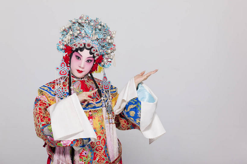 东方人,一个人,演员,站,横图,室内,白天,正面,民族服装,化妆,亚洲,仅一个年轻女性,仅一个女性,仅一个人,表演,灰色背景,服装,装饰,头饰,注视,黄种人,文化,扮演,衣服,彩妆,发饰,饰品,观察,看,站着,摄影,服饰,影棚,观看,华丽,修饰,点缀,察看,演出,衣着,穿着,关注,中国文化,摄影棚,戏剧,表演服,演出服,京剧,配饰,戏曲,国粹,皮黄,衬托,美观,雅致,雅观,衣饰,道具服,青衣,年轻女性,女人,女性,亚洲人,站立,半身,彩图,影棚拍摄,传统服装,民俗服,拍摄,京剧服饰,国剧,京戏,平剧,中国戏曲,旦角,传统文化,舞台妆,旦,京剧演员,角色,正旦