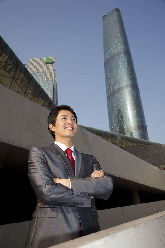 东方人,一个人,商务人士,商务男性,高楼大厦,站,笑,双手交叉,微笑,露齿笑,竖图,室外,白天,仰视,衬衫,度假,美景,城市风光,标志建筑,城市,大厦,地标,建筑,摩天大楼,广州,中国,亚洲,仅一个男性,仅一个人,阴影,套装,光线,影子,景观,领带,注视,黄种人,娱乐,建设,仅一个年轻男性,红色,蓝色,蓝天,天空,阳光,天,观察,看,站着,享受,休闲,景色,放松,晴朗,观看,察看,双手抱胸,象征,庄重,关注,商务装,身份,工薪阶层,东亚,广东,广东省,万里无云,中华人民共和国,华南地区,省会,广州市,粤,正式,地位,天河,男人,男性,年轻男性,亚洲人,白领,上班族,晴空,晴空万里,站立,半身,彩图,低角度拍摄,衬衣,大楼,高层建筑,高楼,摩天楼,天河区,广州西塔,广州国际金融中心,珠江新城,珠江新城中央商务区