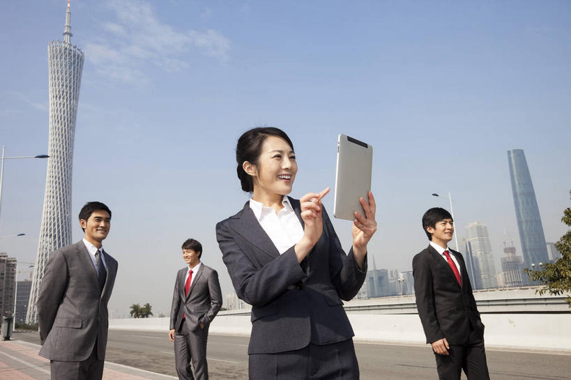 东方人,四个人,同事,商务人士,商务男性,商务女性,高楼大厦,站,笑,微笑,露齿笑,横图,室外,白天,仰视,衬衫,度假,成功,合作,团队,集体,信心,电脑,笔记本电脑,美景,植物,城市风光,标志建筑,城市,大厦,道路,地标,建筑,路,摩天大楼,公路,广州,中国,亚洲,握,阴影,套装,光线,网络,影子,景观,云,云朵,领带,交通,拿,云彩,拿着,注视,黄种人,娱乐,通讯设备,建设,队伍,树,树木,红色,蓝色,绿色,白云,蓝天,天空,阳光,自然,天,观察,看,站着,享受,休闲,景色,放松,握着,生长,晴朗,成长,观看,一台,察看,无线,领导,双手插袋,象征,庄重,成就,关注,通信设备,商务装,身份,无线网络,手插袋,合伙,领袖,无线上网,便携式电脑,工薪阶层,平板电脑,东亚,背手,广东,广东省,中华人民共和国,华南地区,省会,双手抄兜,双手放兜,广州市,粤,正式,地位,天河,广州电视塔,广州塔,广州新电视塔,手提电脑,男人,男性,年轻男性,年轻女性,女人,女性,亚洲人,白领,上班族,晴空,马路,插兜,两手抄兜,两手放兜,手插兜,手放口袋,站立,半身,彩图,低角度拍摄,衬衣,大楼,高层建筑,高楼,摩天楼,手抄兜,天河区,广州西塔,广州国际金融中心,海珠,海珠区,珠江新城,珠江新城中央商务区,广州海心塔,海心塔,小蛮腰